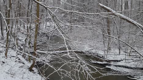 Ein-Flussbach-Mitten-Im-Winter-Nach-Einem-Nassen-Schweren-Schneesturm