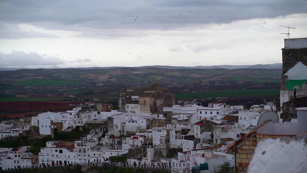 Vogels vliegen hoog boven Arcos de la Frontera in Andalusië, Spanje.