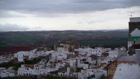 Pájaros-Volando-Alto-Por-Encima-De-Arcos-De-La-Frontera-En-Andalucía,-España