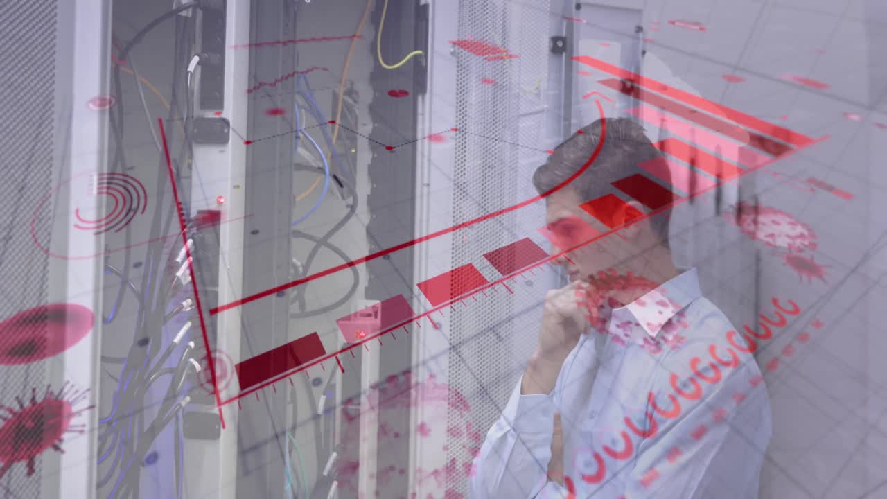 animación del procesamiento de datos sobre un trabajador caucásico en la sala de servidores