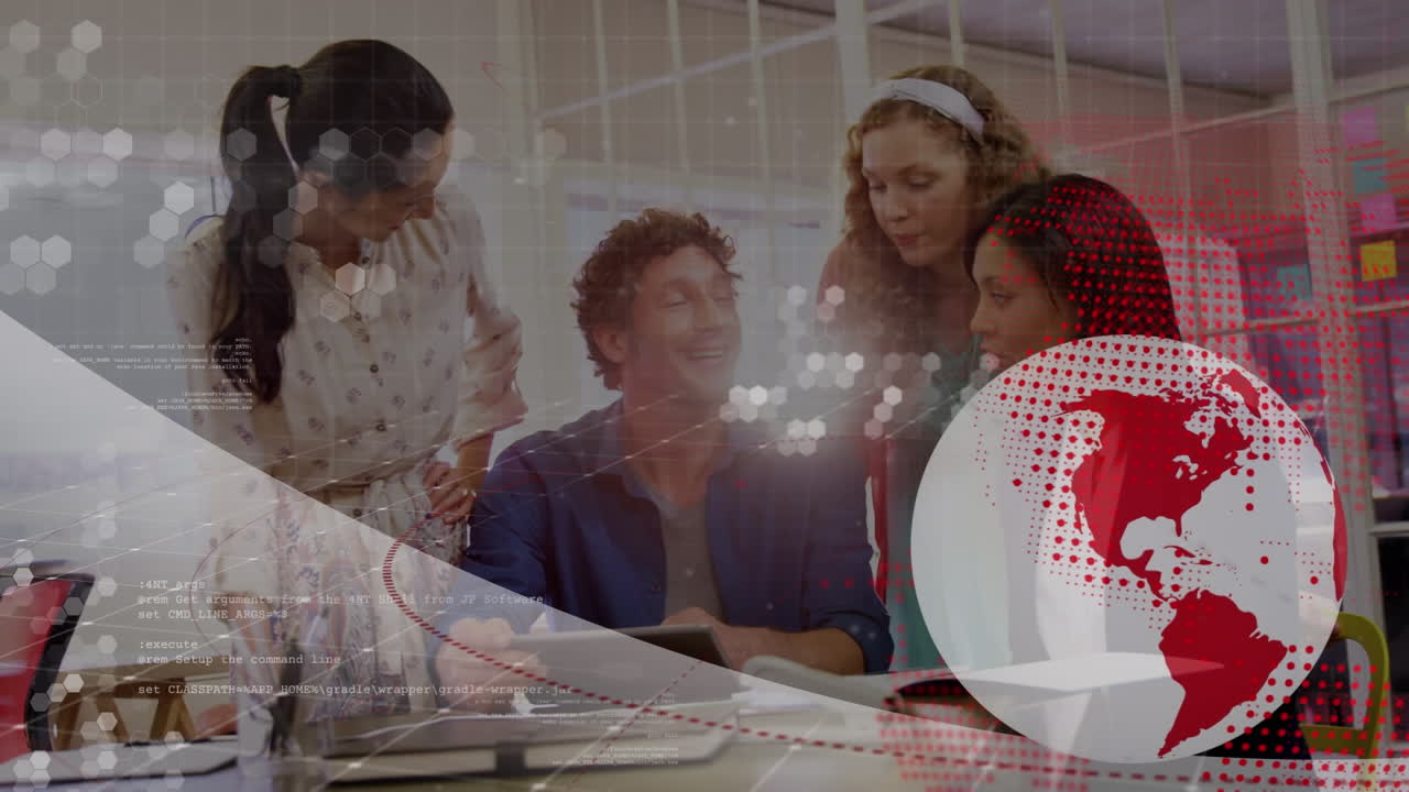 animación del globo y el lenguaje informático sobre diversos compañeros de trabajo discutiendo informes en la oficina