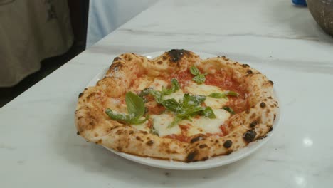 Belag-Mit-Käse-Durch-Eine-Käsereibe-Auf-Frisch-Gebackene-Pizza-Im-Napoli-Stil