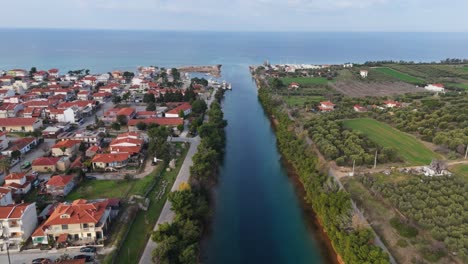 Flug-über-Den-Beeindruckenden-Xerxes-Kanal-In-Potidea-Chalkidiki-Mit-Kristallklarem,-Grünem-Wasser-Der-Ägäis