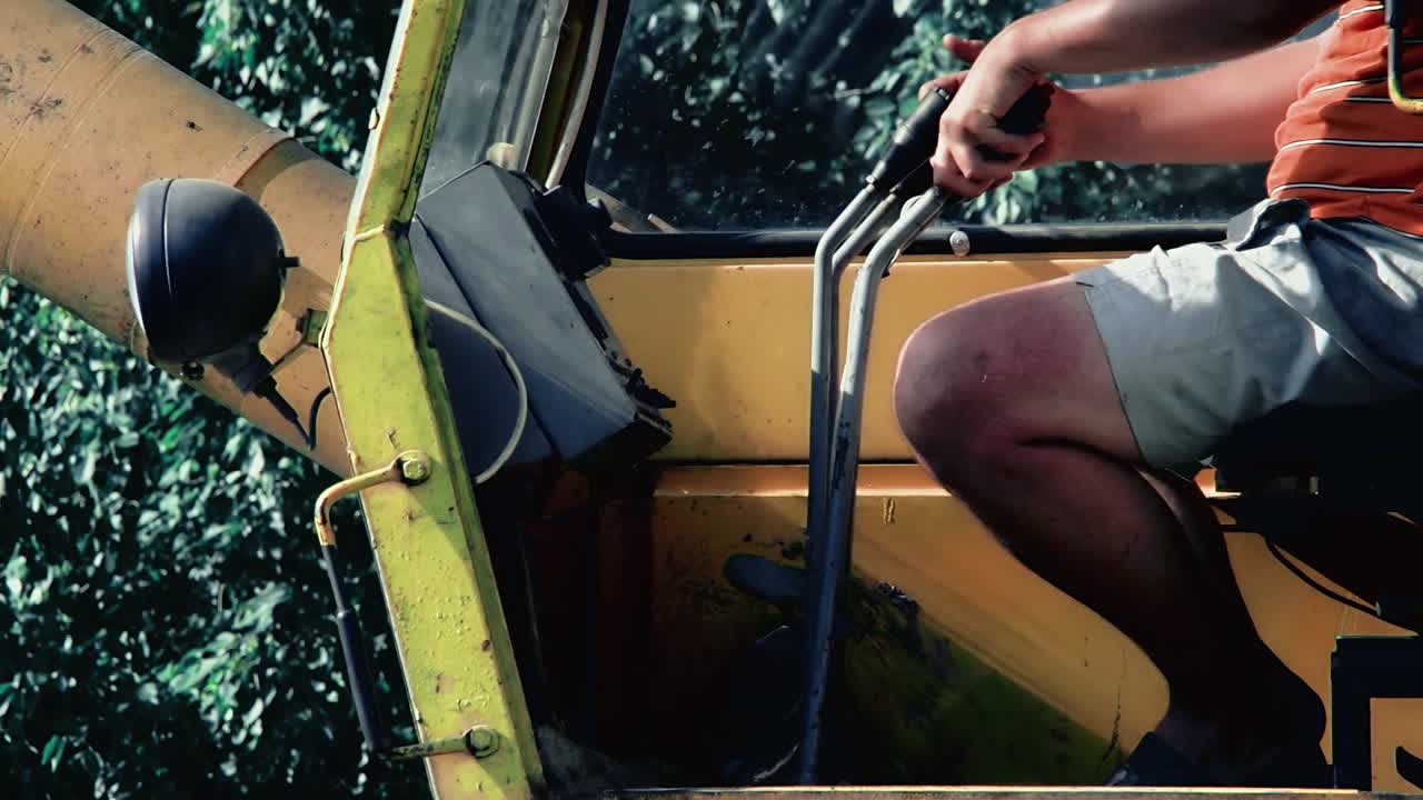 hombre operando en la grúa