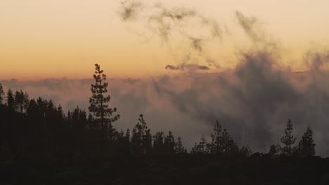 escena con nubes en las montañas al atardecer