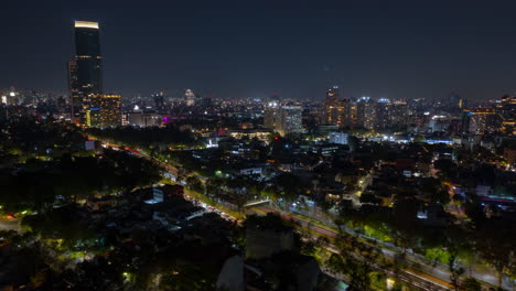 Drohnen-Hyperlapse-Reise-In-Die-Stadt-In-Der-Nacht