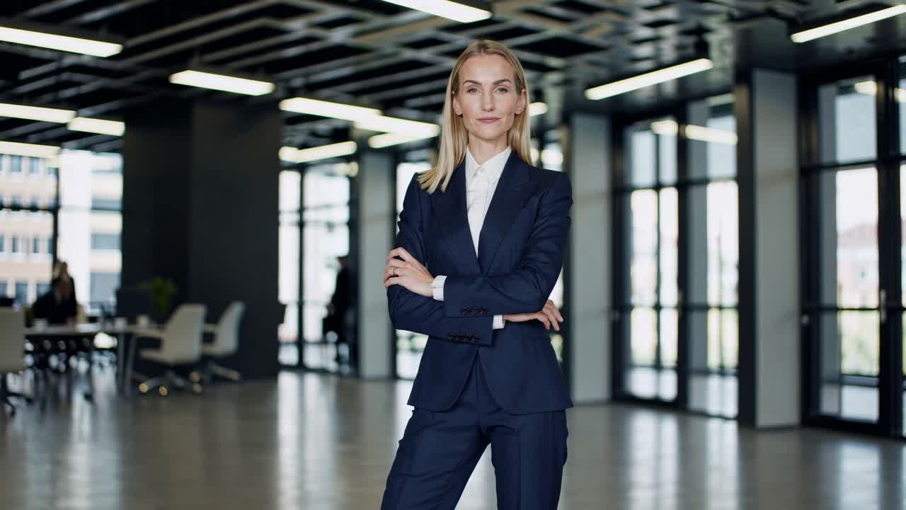 mujer de negocios en una oficina moderna