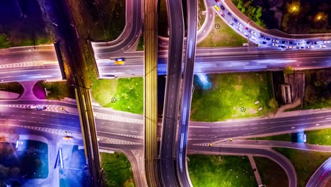 Vista-Aérea-Nocturna-De-Timelapse-De-Una-Intersección-De-Autopistas-Con-Senderos-De-Tráfico-En-Moscú-Nocturna