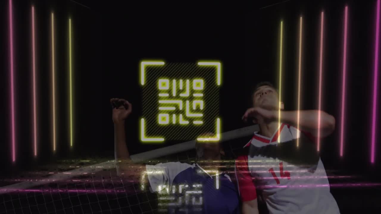 animación de código qr de neón sobre dos jugadores de fútbol masculinos diversos jugando fútbol en fondo negro
