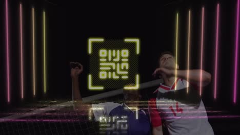 Animation-Von-Neon-QR-Code-über-Zwei-Verschiedene-Männliche-Fußballspieler,-Die-Auf-Schwarzem-Hintergrund-Fußball-Spielen