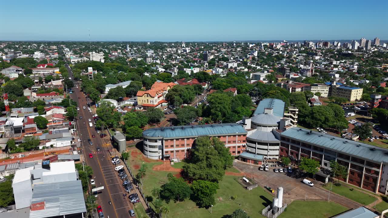 Plan d'établissement aérien par drone au-dessus de l'Hospital Escuela de Agudos Dr Ramón Madariaga à Posadas Misiones, Argentine, montrant le complexe hospitalier