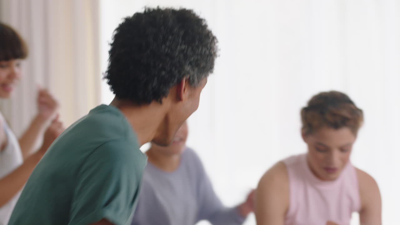 행복한 다민족 가족 집에서 춤을 추고 즐겁게 춤을 즐기고 축하하고 흥미진진한 주말을 함께 파자마를 입고