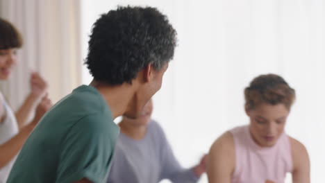 feliz familia multirracial bailando en casa divirtiéndose disfrutando del baile celebrando un emocionante fin de semana juntos usando pijama