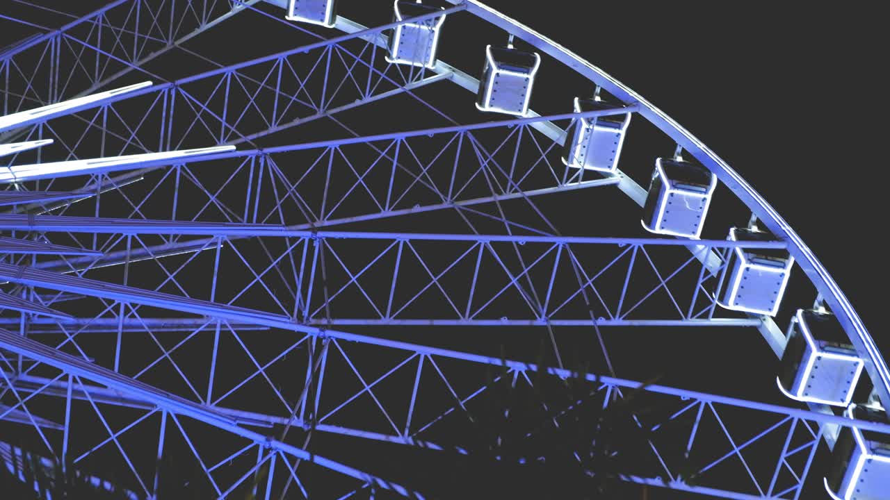 밤에 페리스  카니발 타기