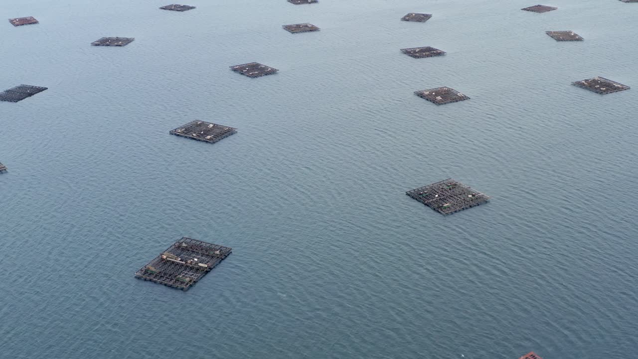 ⁇ 은 물 위 에  ⁇ 어져 있는 바테아 의 공중 비행