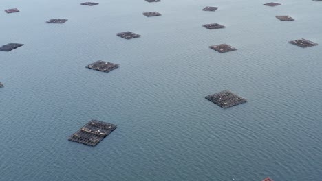 Sobrevuelo-Aéreo-De-Bateas-Esparcidas-Por-Aguas-Serenas.