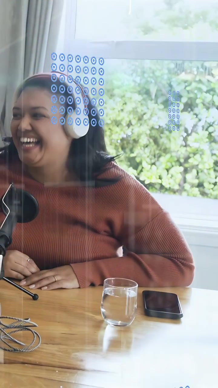 Video verticale: Conduttore di podcast prende le cuffie, si sistema dietro il microfono e registra la puntata.