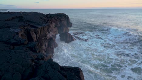 olas oceánicas rompiendo en los acantilados costeros - tiro estático