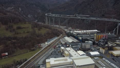 Flug-über-Ein-Industriegebiet-Neben-Der-Autobahn-A40-In-Den-Französischen-Alpen