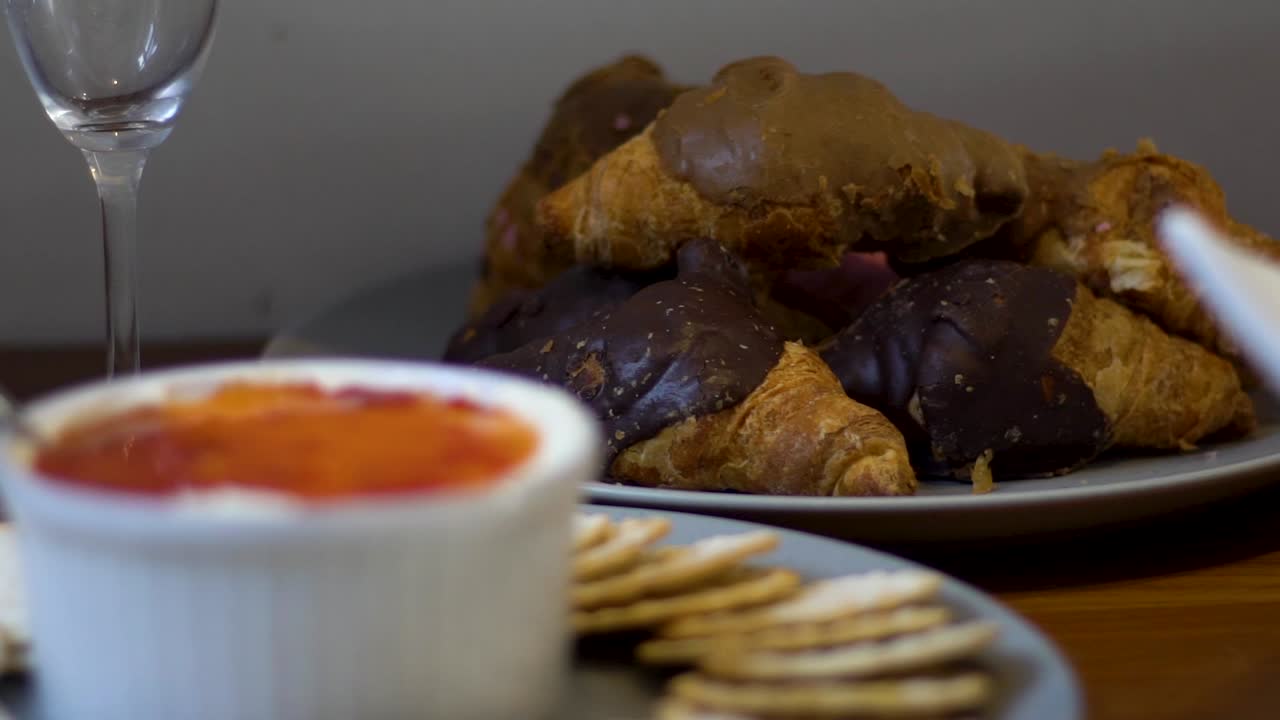 크래커와 크루아상의 포커스 풀 샷을 닫습니다.