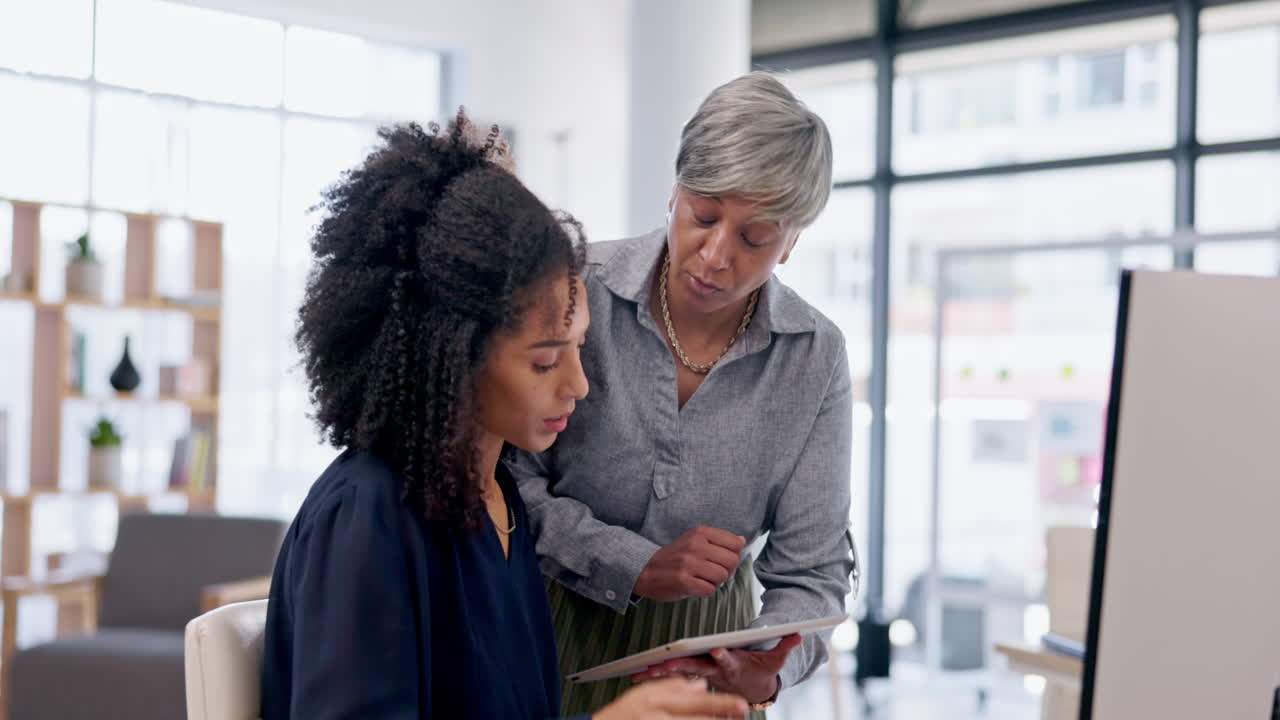 entrenamiento, trabajo en equipo y mujeres con tabletas