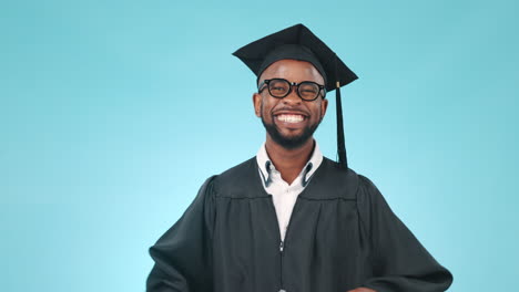 hombre negro, graduación y pulgares hacia arriba con diploma