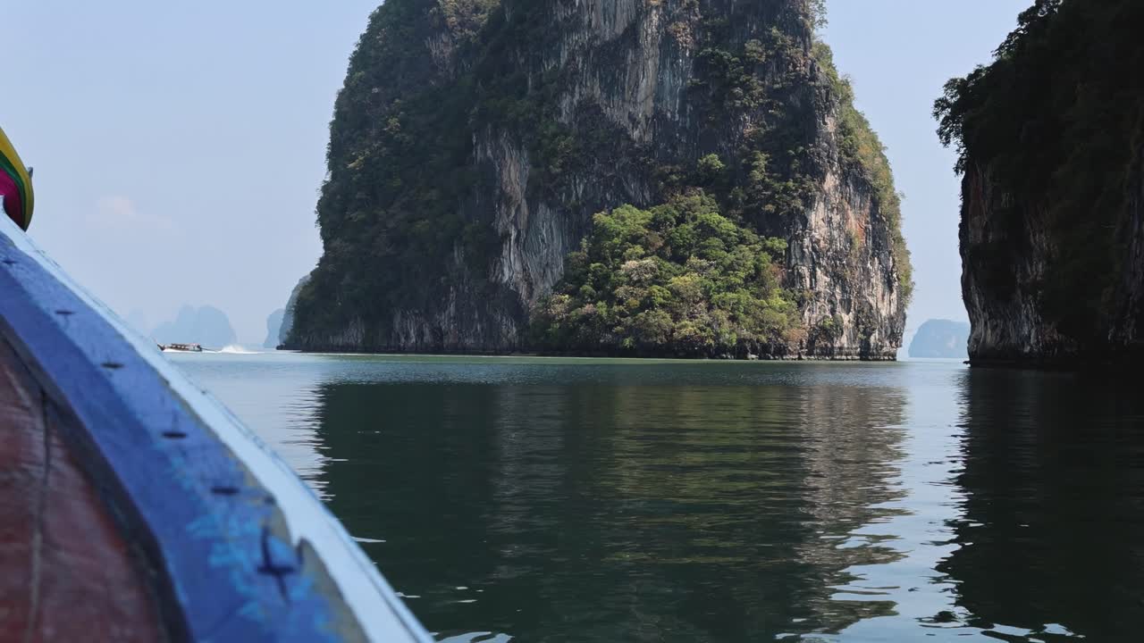 Một hành trình yên bình trên mặt nước tĩnh lặng bên cạnh khối đá vôi hùng vĩ dưới bầu trời trong xanh