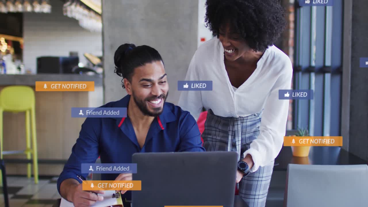 animación de iconos de emoji de las redes sociales sobre diversas personas de negocios