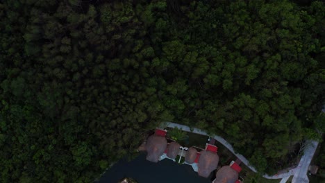 hermosa toma aérea de un grupo de bungalows a lo largo de un pequeño río rodeado por un bosque de manglares en un complejo vacacional tropical en riviera maya, méxico cerca de méxico