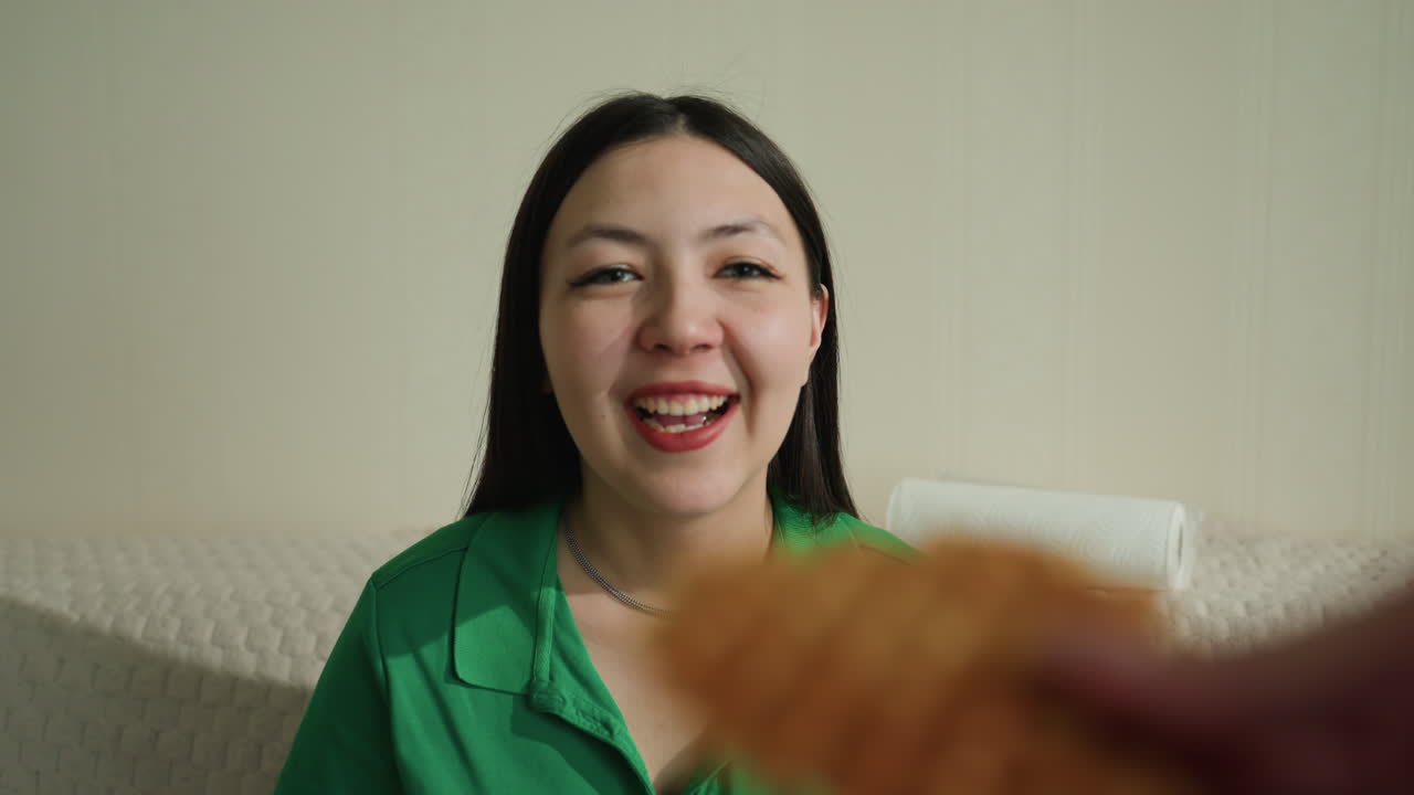 와플 시식 의식 중 포착된 행복, 즐거움과 친근한 동지애로 가득 찬 소파 옆 풍경, 소파에서 와플 시식 경험 중 공유하는 웃음의 즐거운 순간