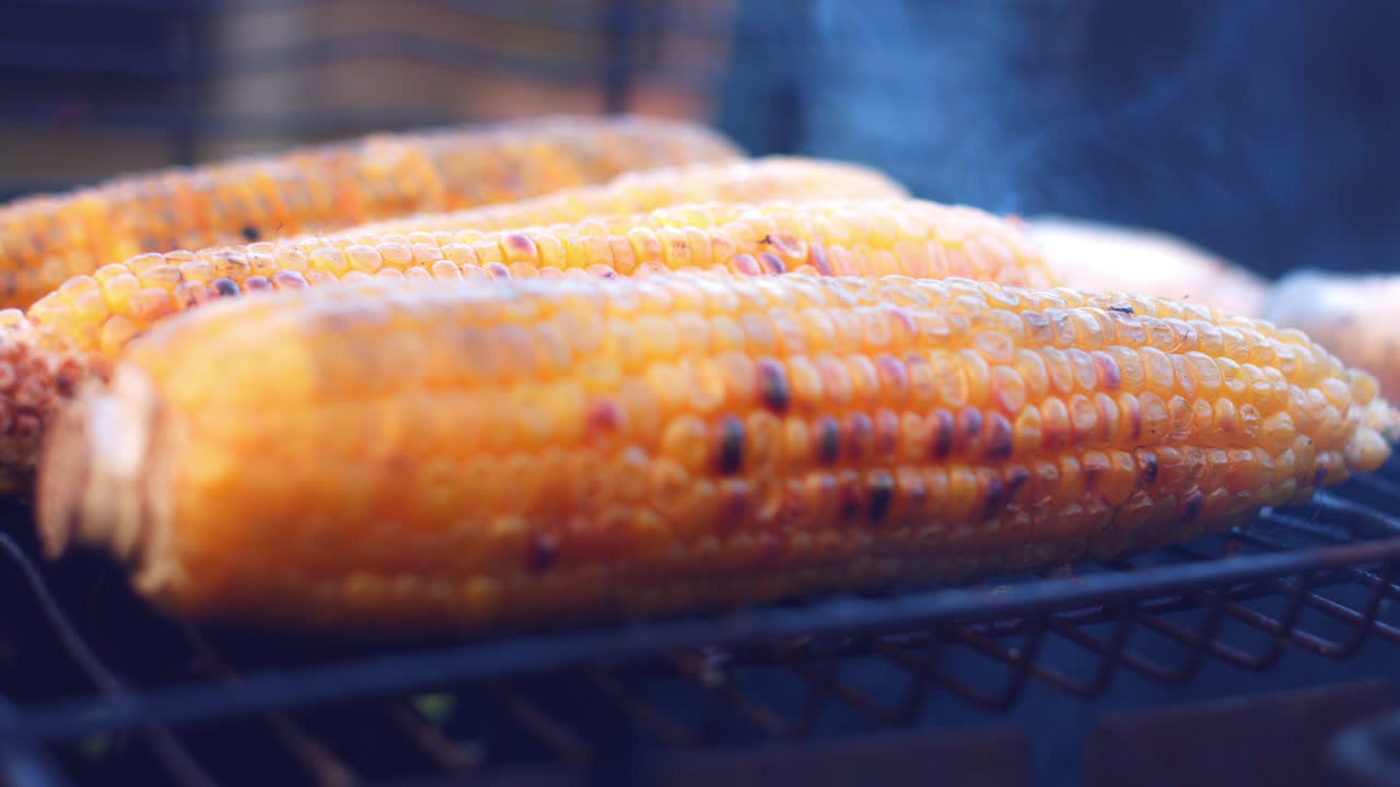 4k composición alimentaria de la parrilla de maíz para barbacoa