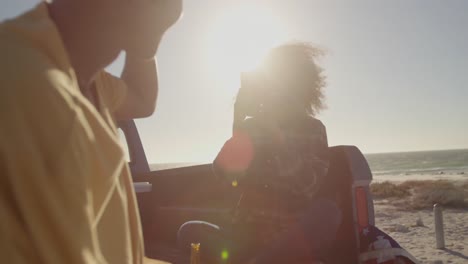 Mujer-Tomando-Foto-De-Hombre-Con-Teléfono-Móvil-En-La-Playa-4k