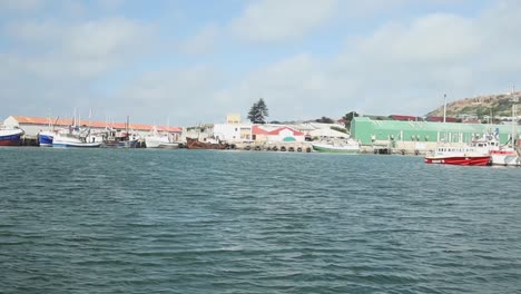 en un barco que sale de un puerto tranquilo
