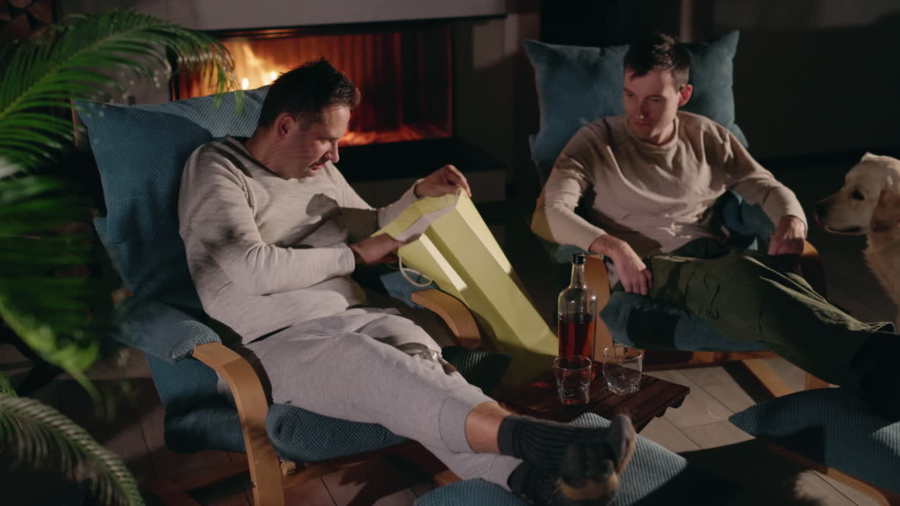 선물 과 음료 를 가지고 벽난로  에서 휴식을 취 하는 친구 들