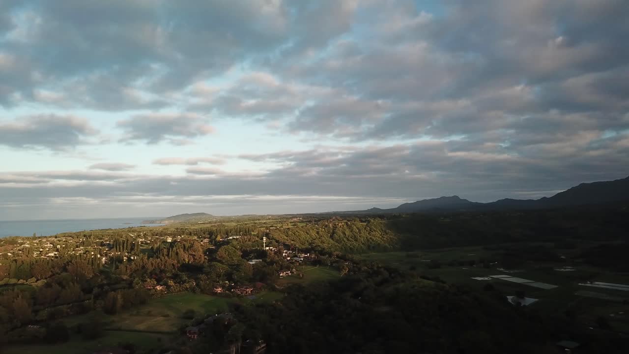 tres panoramas de drones de sesenta grados del valle de hanalei al atardecer en kauai, hawai