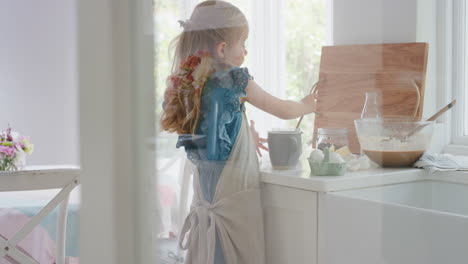 niña divertida bebiendo chocolate caliente en la cocina disfrutando de un delicioso regalo en casa después de hornear en la cocina 4k