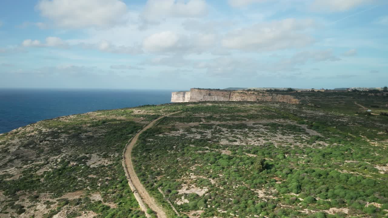 antena: revelando las empinadas laderas de los acantilados de ta cenc en un ventoso día de invierno en la isla de gozo