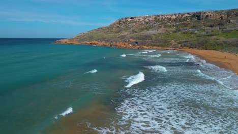 bahía de ramla en la isla de gozo, malta