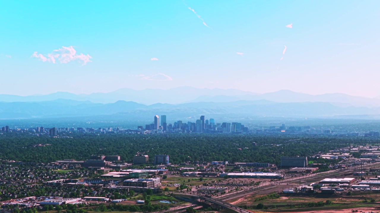 Città di Denver, grattacieli ed edifici del centro, paesaggio urbano, vista aerea con drone, Colorado, traffico di auto, colline pedemontane, Front Range delle Montagne Rocciose, strati, estate, primavera, cielo azzurro, foschia mattutina, inquadratura statica