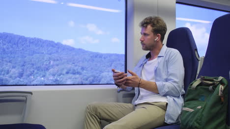 hombre usando el teléfono en el tren