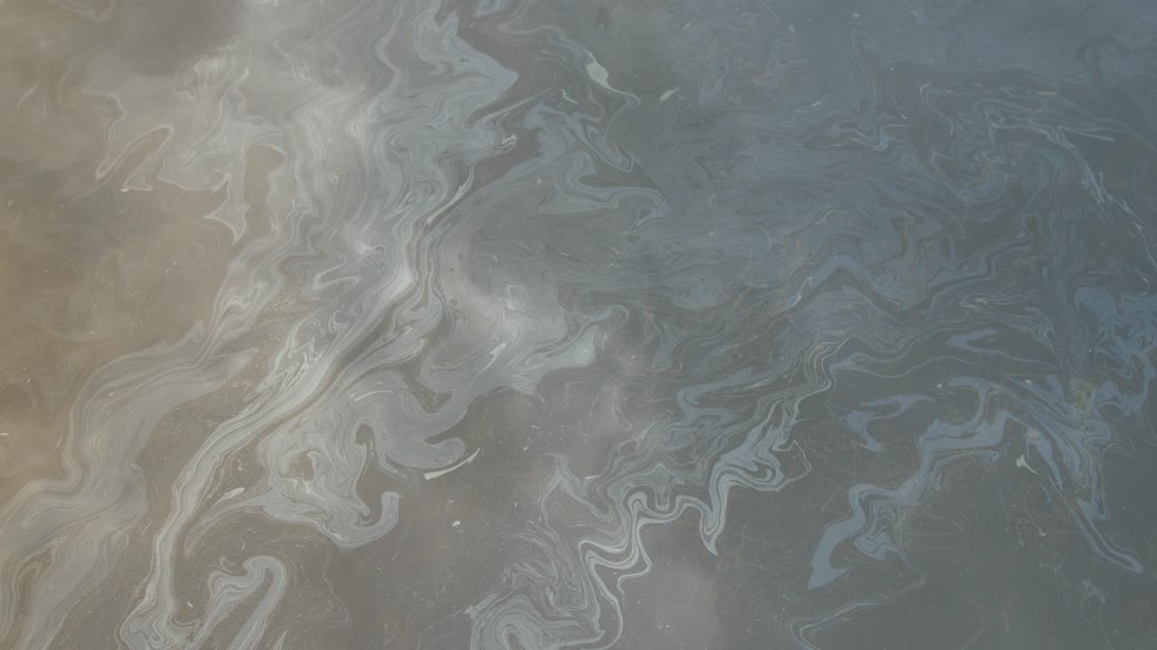 gasolina en la superficie del agua