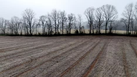 Elevación-Aérea-En-El-Campo-De-Invierno-En-El-Condado-De-Yadkin-Nc,-Carolina-Del-Norte