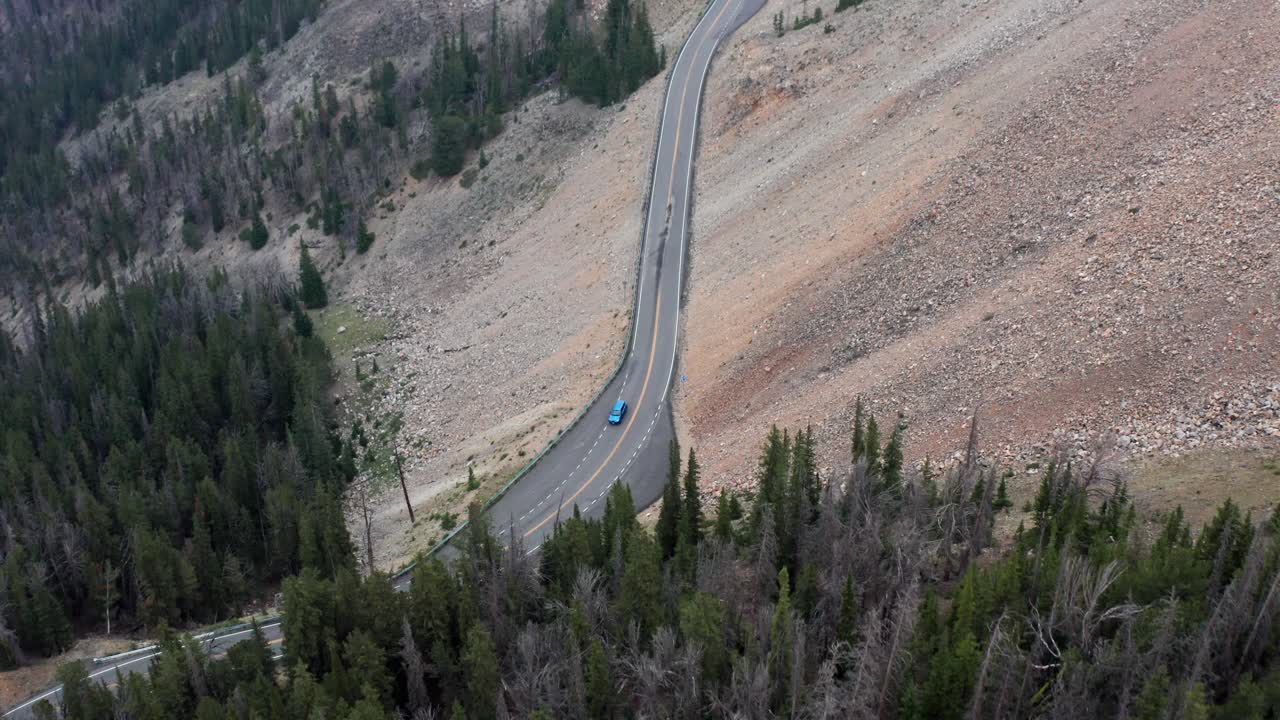 antena, conducción de automóviles en la carretera del parque nacional americano en el lado del acantilado