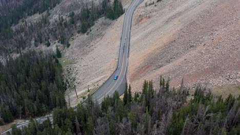 Antena,-Conducción-De-Automóviles-En-La-Carretera-Del-Parque-Nacional-Americano-En-El-Lado-Del-Acantilado