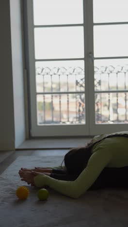 mujer estirándose en casa