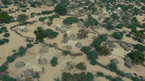 Antena-Sobre-Cabañas-Rurales-En-El-Suelo-En-Tharparkar,-Pakistán