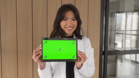 hermosa mujer asiática sosteniendo una tableta sonriendo madera horizontal lenta