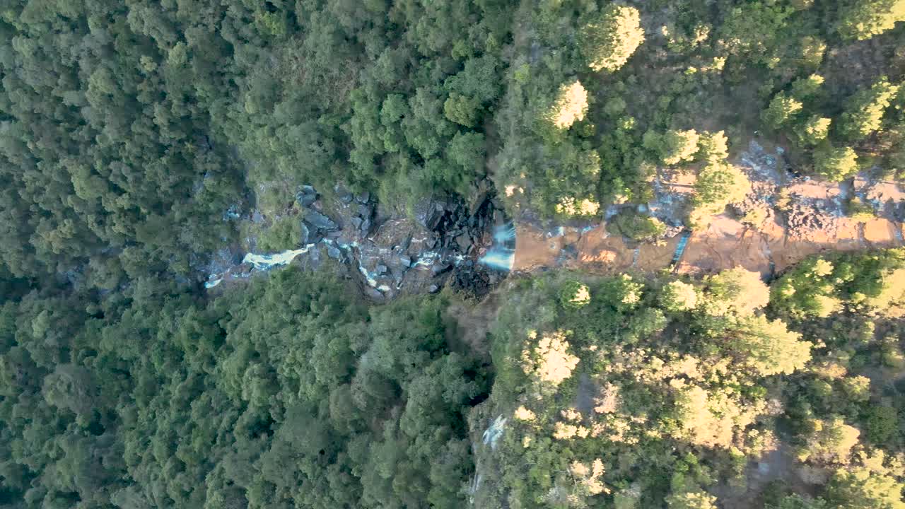 formación geológica de la escarpa del devónico y la cascada de perau, paraná, brasil, vista de drones