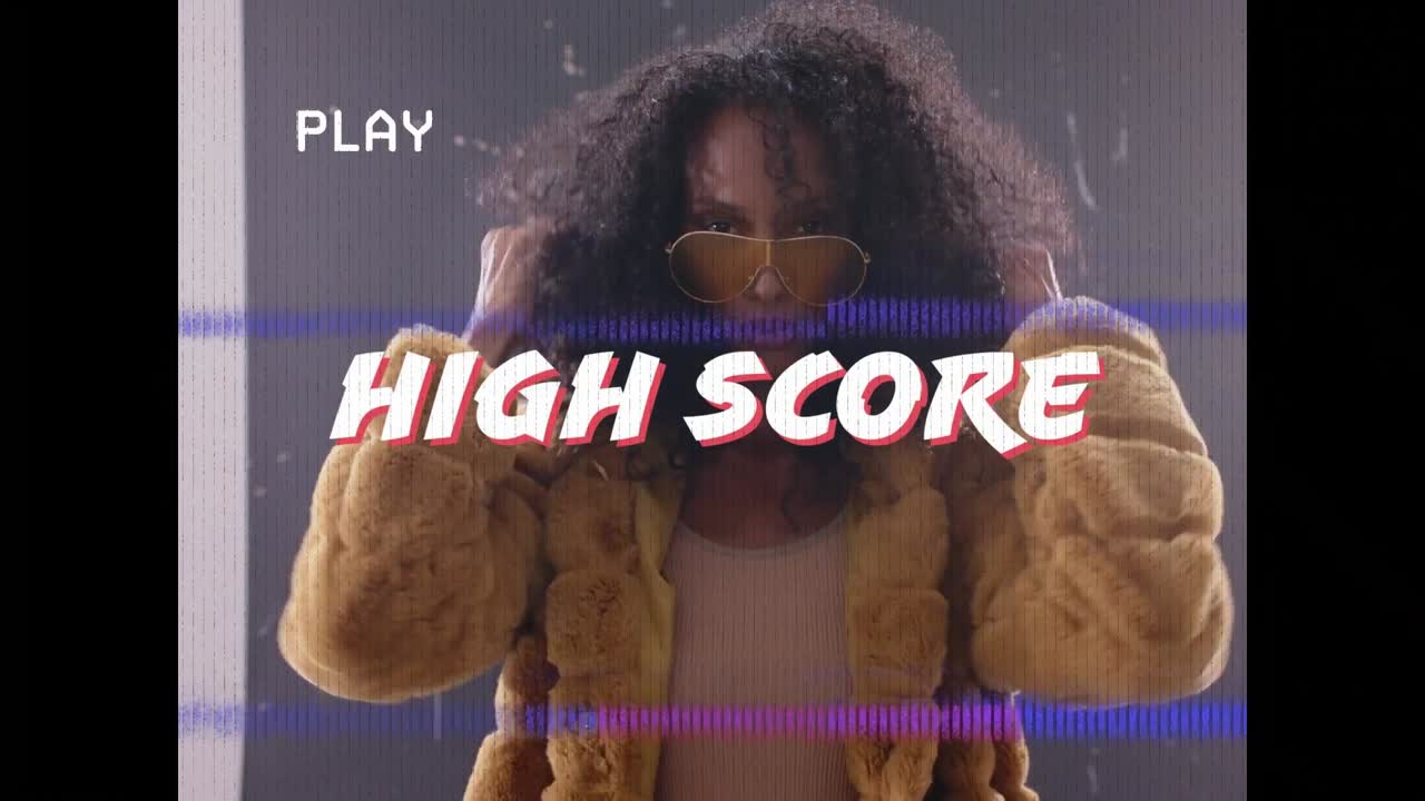 Video verticale: PLAY che appare, modella che posa e si sistema occhiali da sole e cappotto in studio per HIGH SCORE.