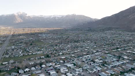 Ciudad-De-Ogden-En-Utah,-Con-Montañas-Wasatch-En-El-Fondo,-Panorámica-Aérea